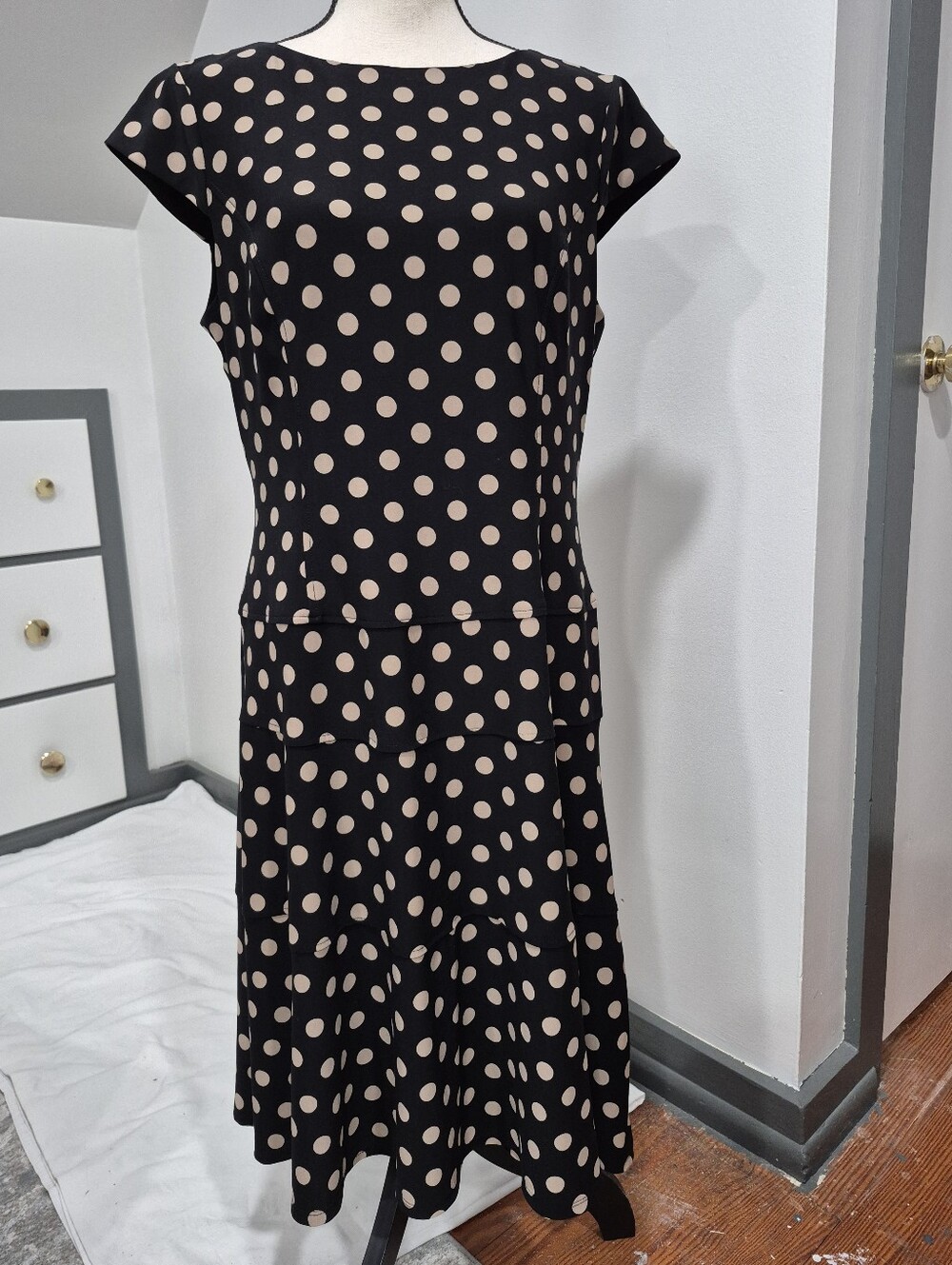 EUC Anne Klein Polka Dot Cap Sleeve Dress